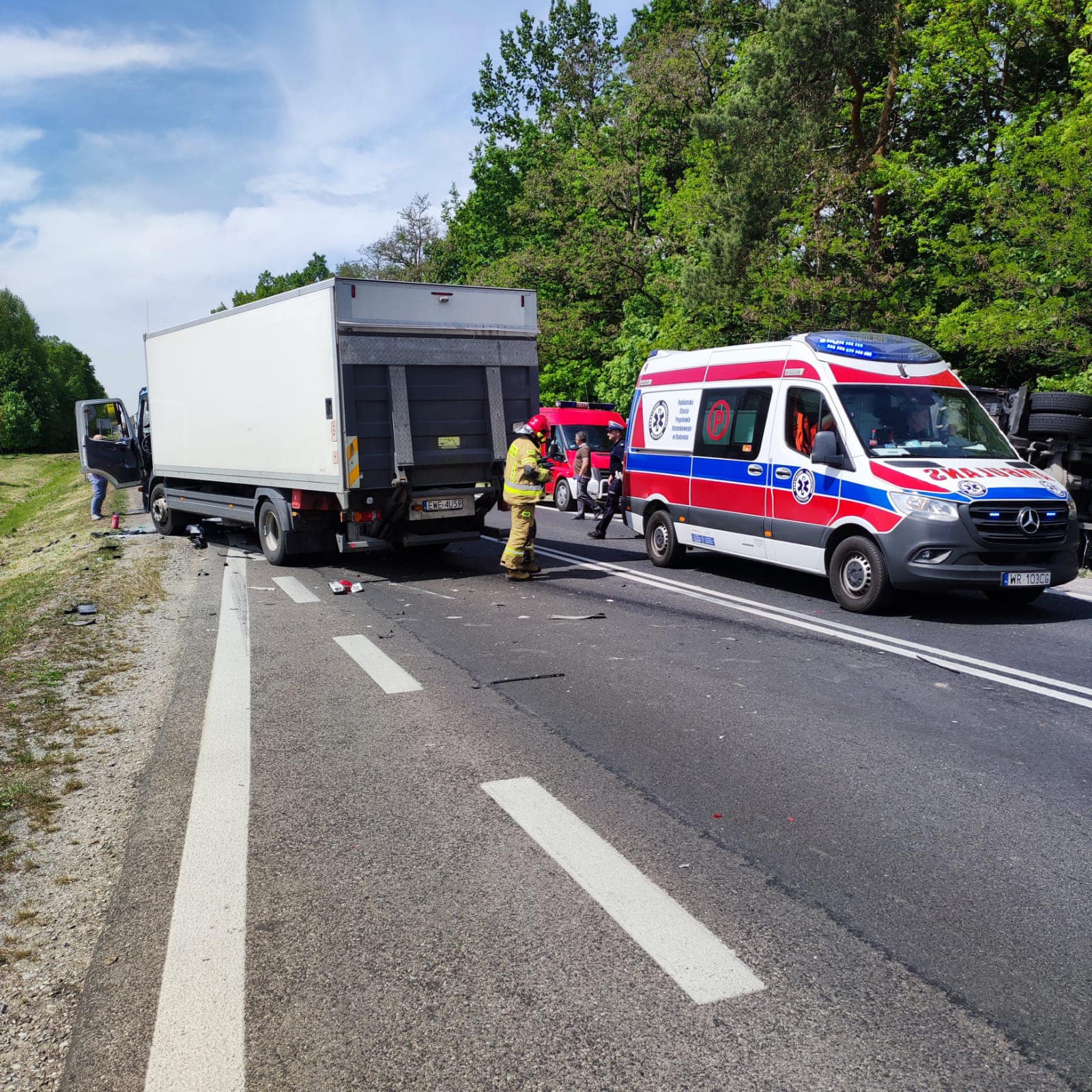 Zderzenie dwóch ciężarówek na trasie Puławy – Radom. Droga krajowa nr 12 zablokowana (zdjęcia)