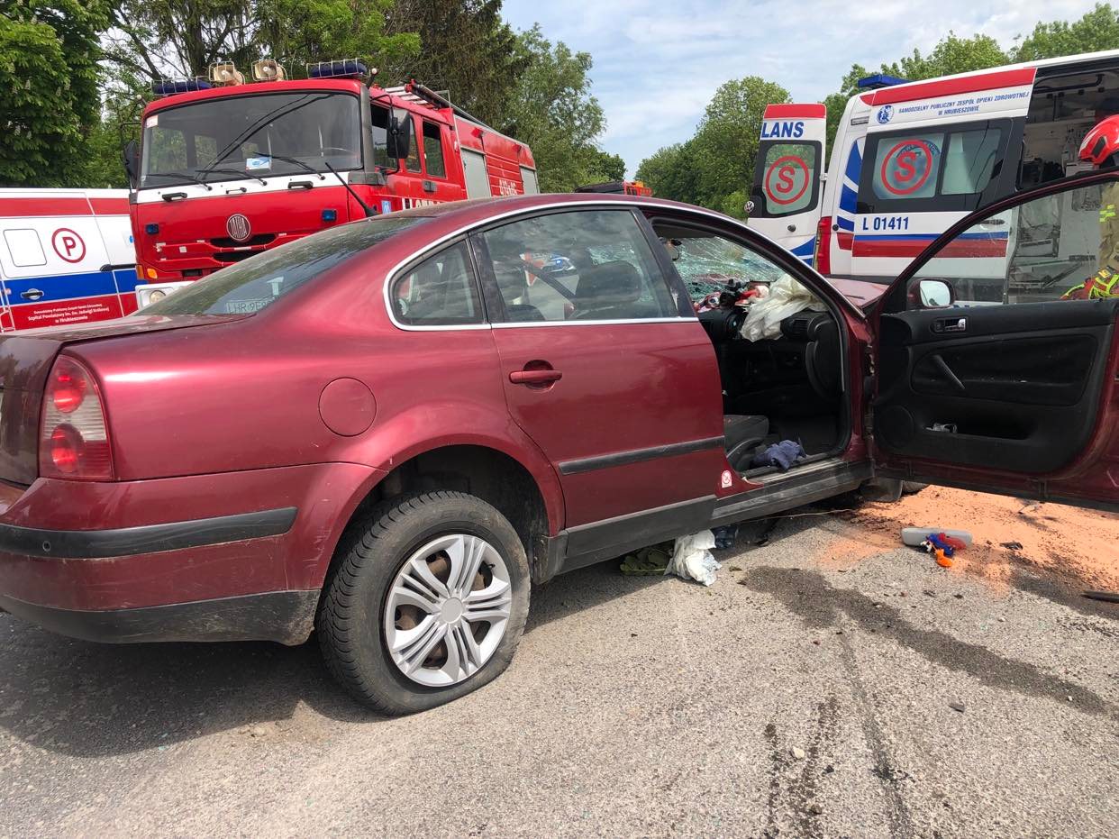 Zderzenie volkswagena z audi, trzy osoby poszkodowane. Jedna z nich była zakleszczona we wraku pojazdu (zdjęcia)