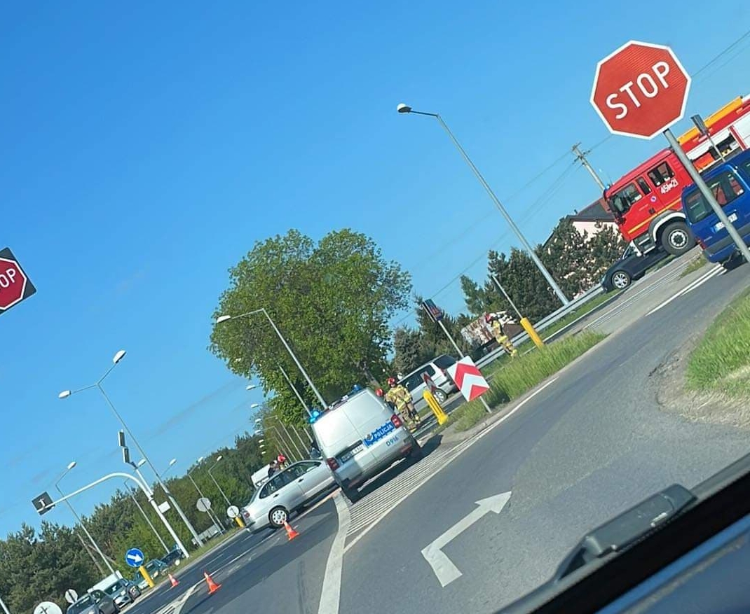 Zderzenie dwóch pojazdów na obwodnicy Lubartowa. Duże utrudnienia w ruchu na drodze krajowej nr 19 (zdjęcia)