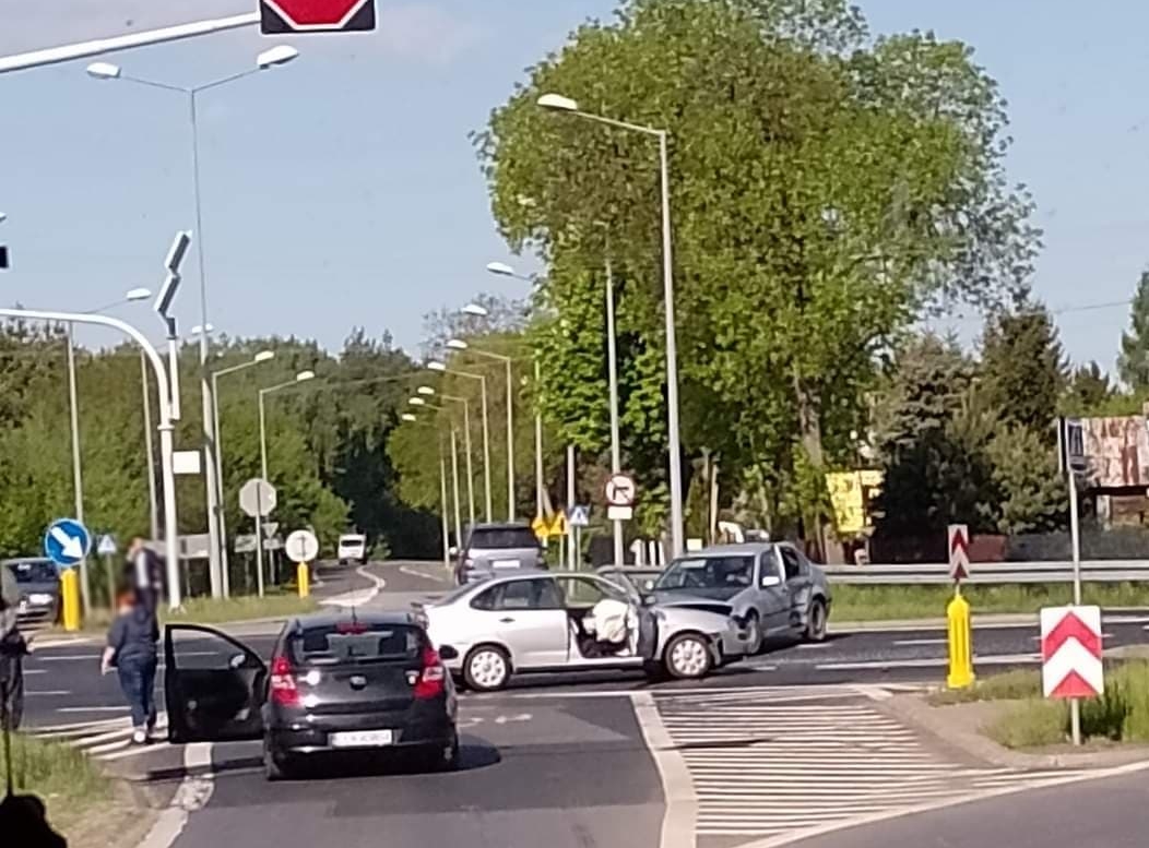 Zderzenie dwóch pojazdów na obwodnicy Lubartowa. Duże utrudnienia w ruchu na drodze krajowej nr 19 (zdjęcia)