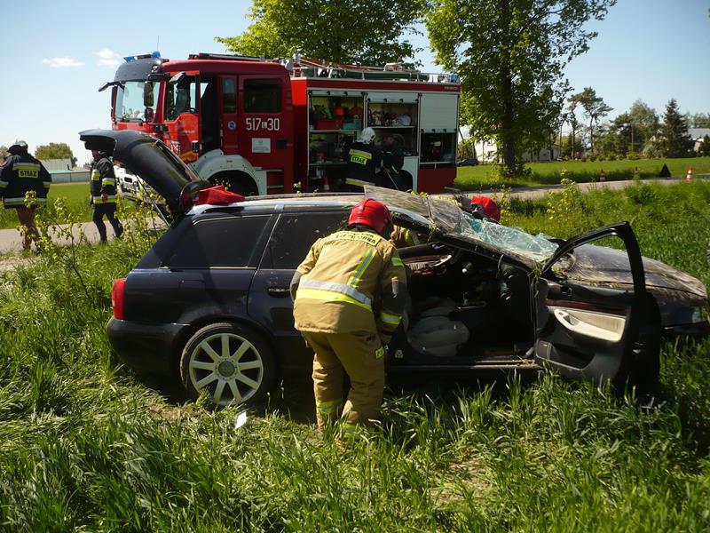 Nie ustąpił pierwszeństwa, doszło do zderzenia dwóch audi. Trzy osoby trafiły do szpitala (zdjęcia)