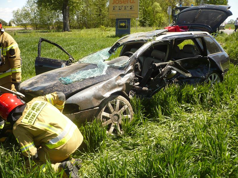 Nie ustąpił pierwszeństwa, doszło do zderzenia dwóch audi. Trzy osoby trafiły do szpitala (zdjęcia)