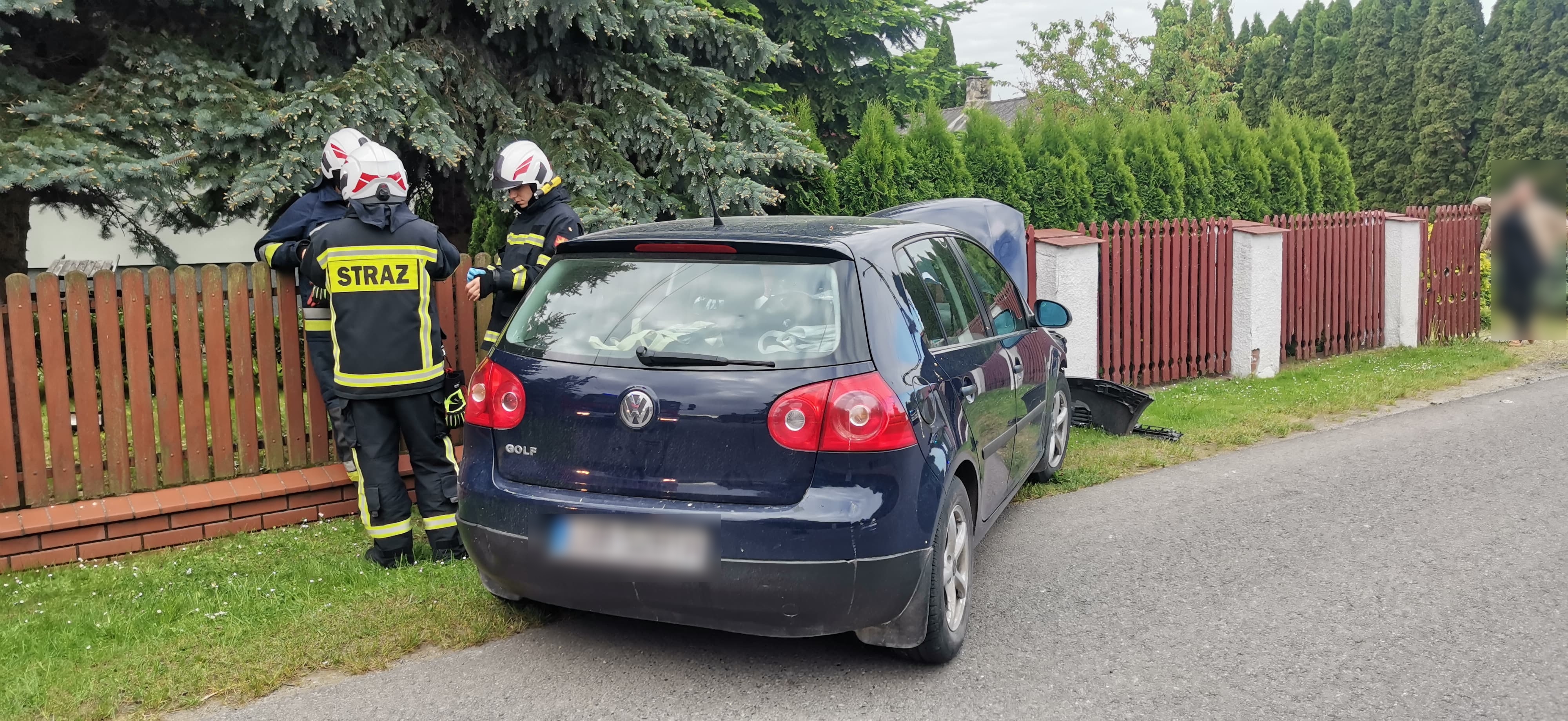 Volkswagen zjechał z drogi i uderzył w ogrodzenie posesji. Jedna osoba trafiła do szpitala (zdjęcia)