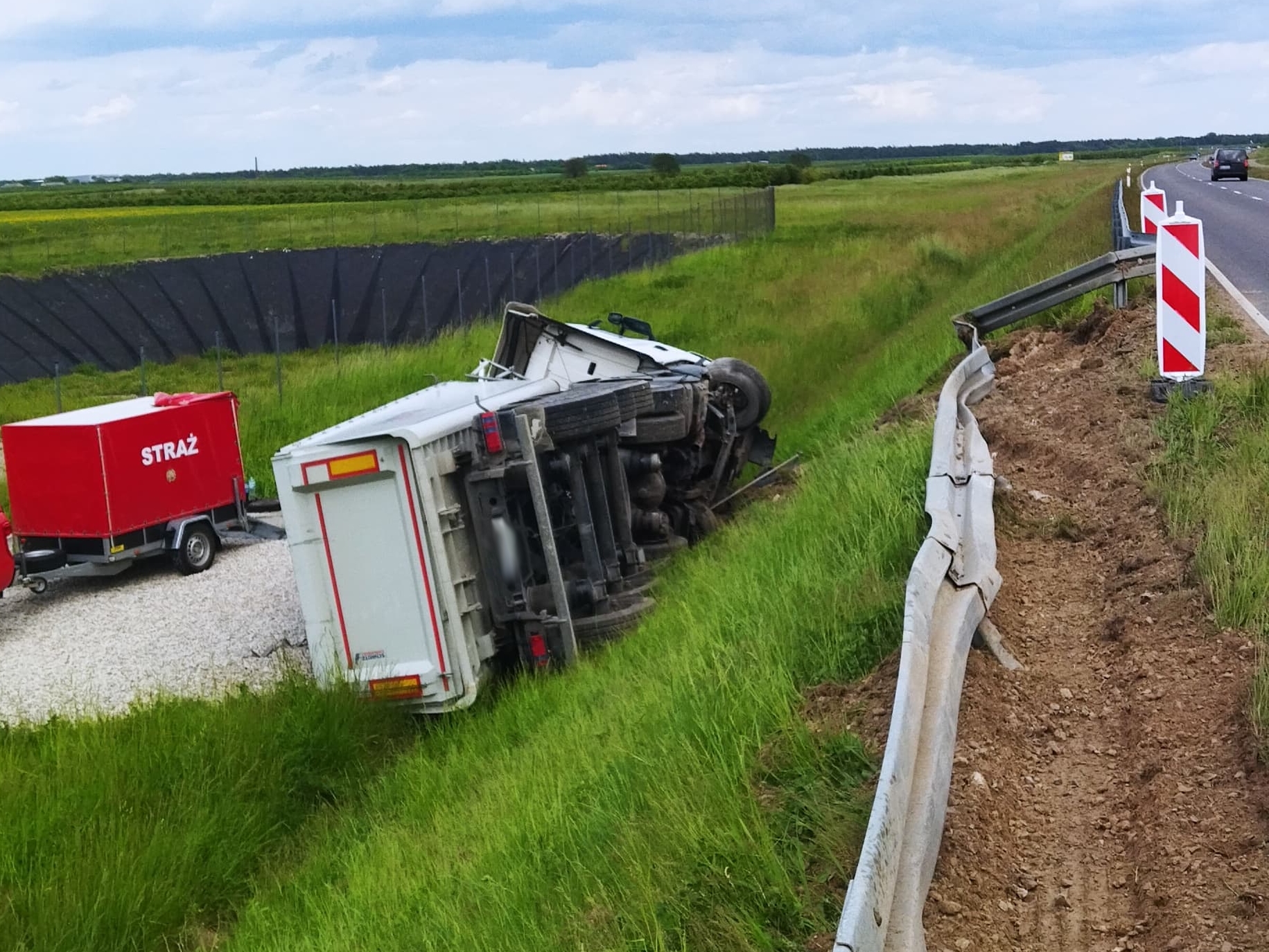 Ciężarówka przebiła bariery energochłonne i spadła z nasypu (zdjęcia)