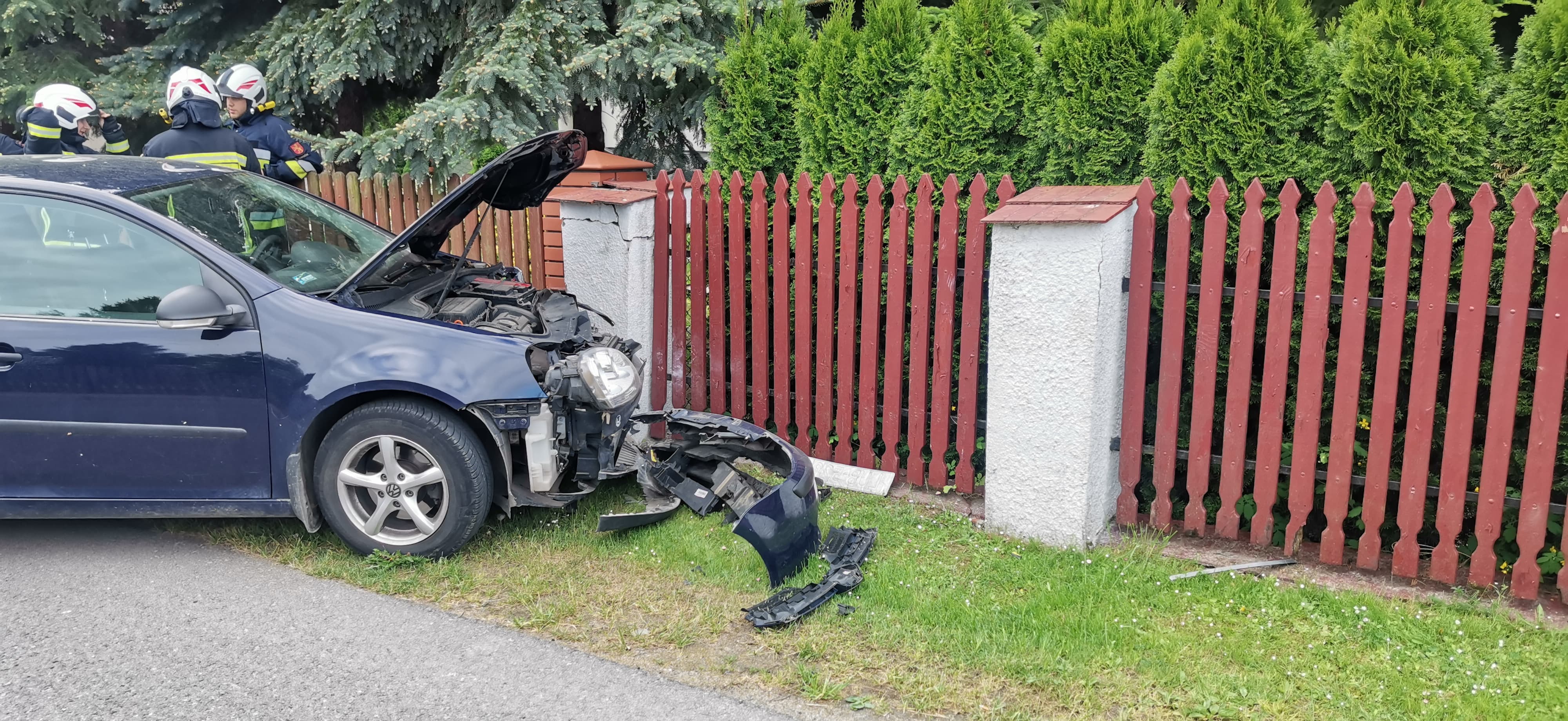 Volkswagen zjechał z drogi i uderzył w ogrodzenie posesji. Jedna osoba trafiła do szpitala (zdjęcia)
