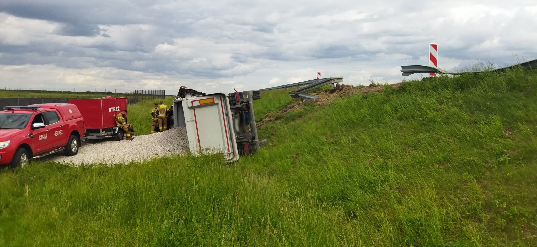 Ciężarówka przebiła bariery energochłonne i spadła z nasypu (zdjęcia)