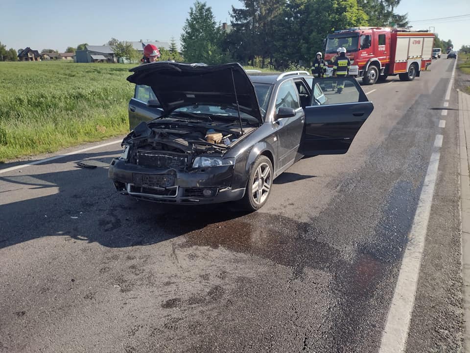 Audi uderzyło w audi. Jeden z kierowców nie wyhamował (zdjęcia)