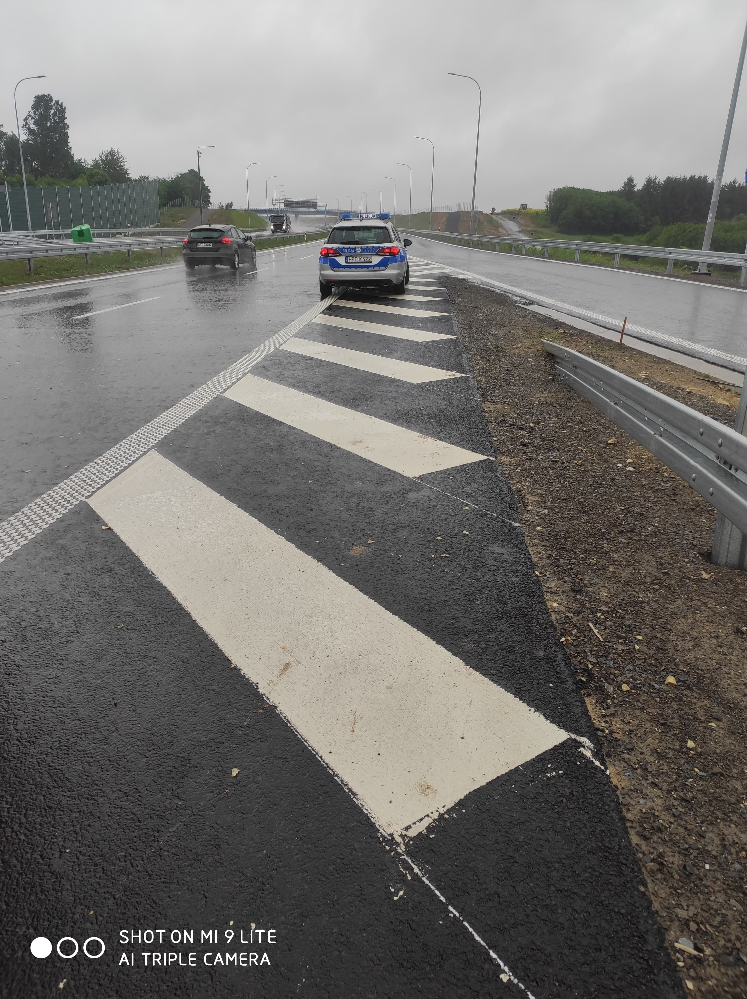 Na trasie Kraśnik – Lublin pojazd osobowy uderzył w bariery energochłonne. Są utrudnienia w ruchu (zdjęcia)