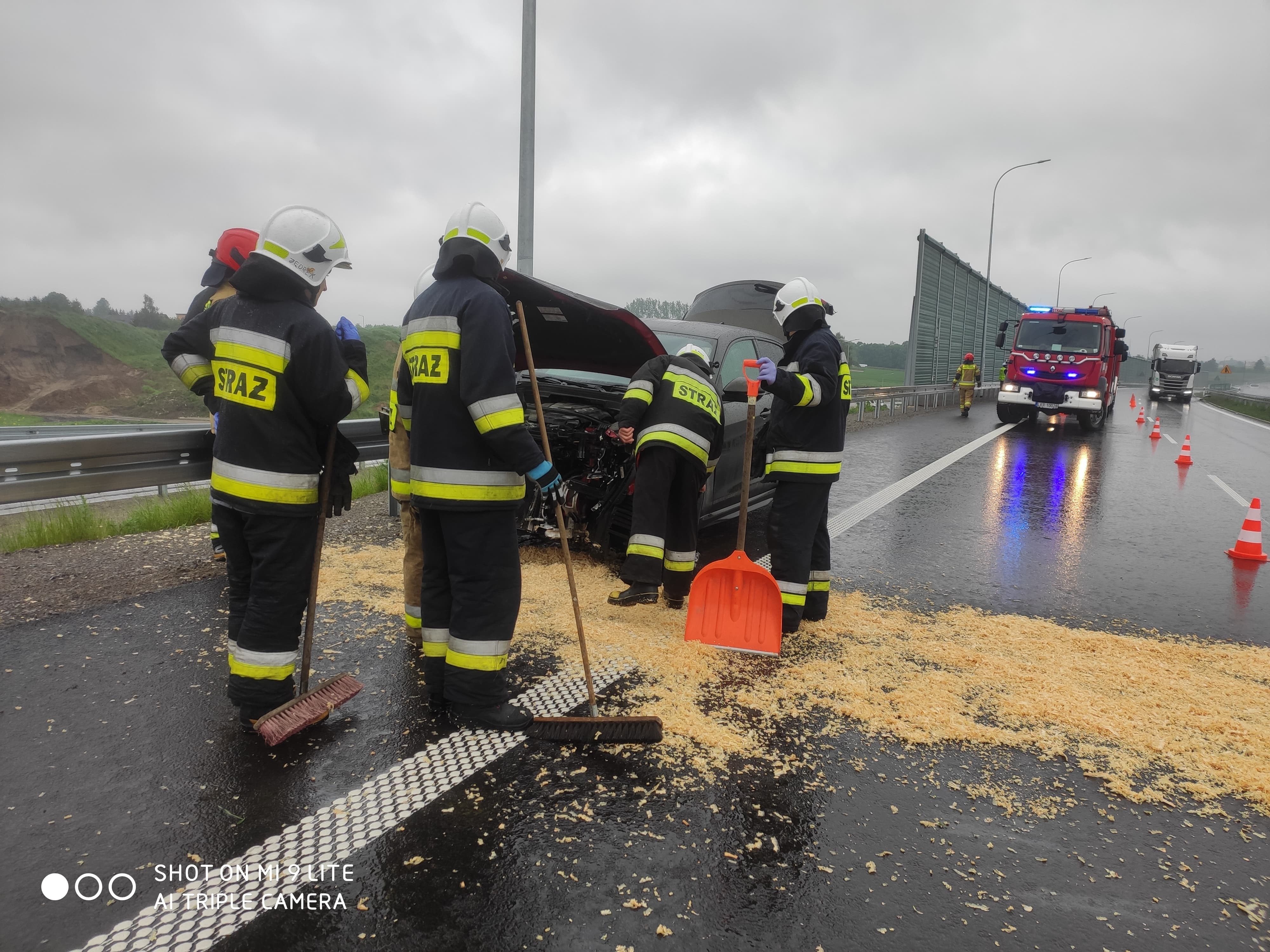 Na trasie Kraśnik – Lublin pojazd osobowy uderzył w bariery energochłonne. Są utrudnienia w ruchu (zdjęcia)