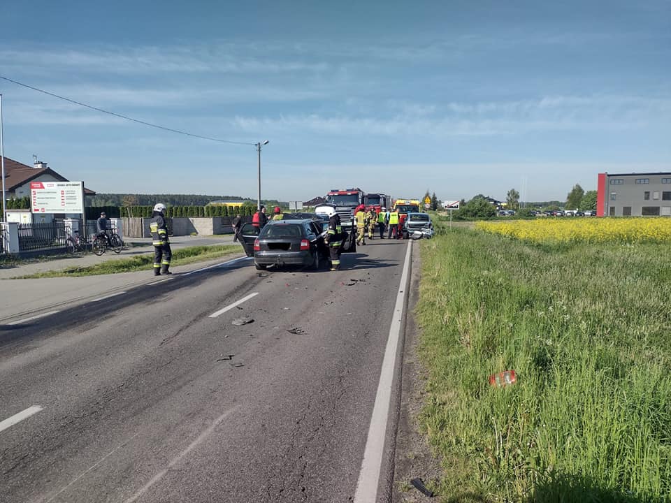 Audi uderzyło w audi. Jeden z kierowców nie wyhamował (zdjęcia)