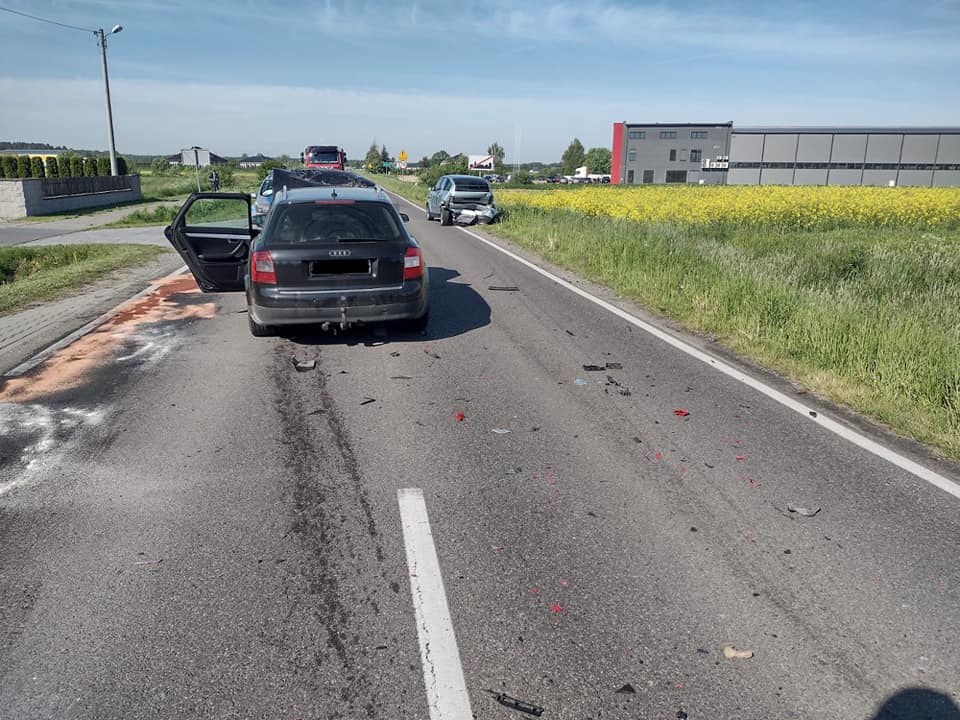 Audi uderzyło w audi. Jeden z kierowców nie wyhamował (zdjęcia)