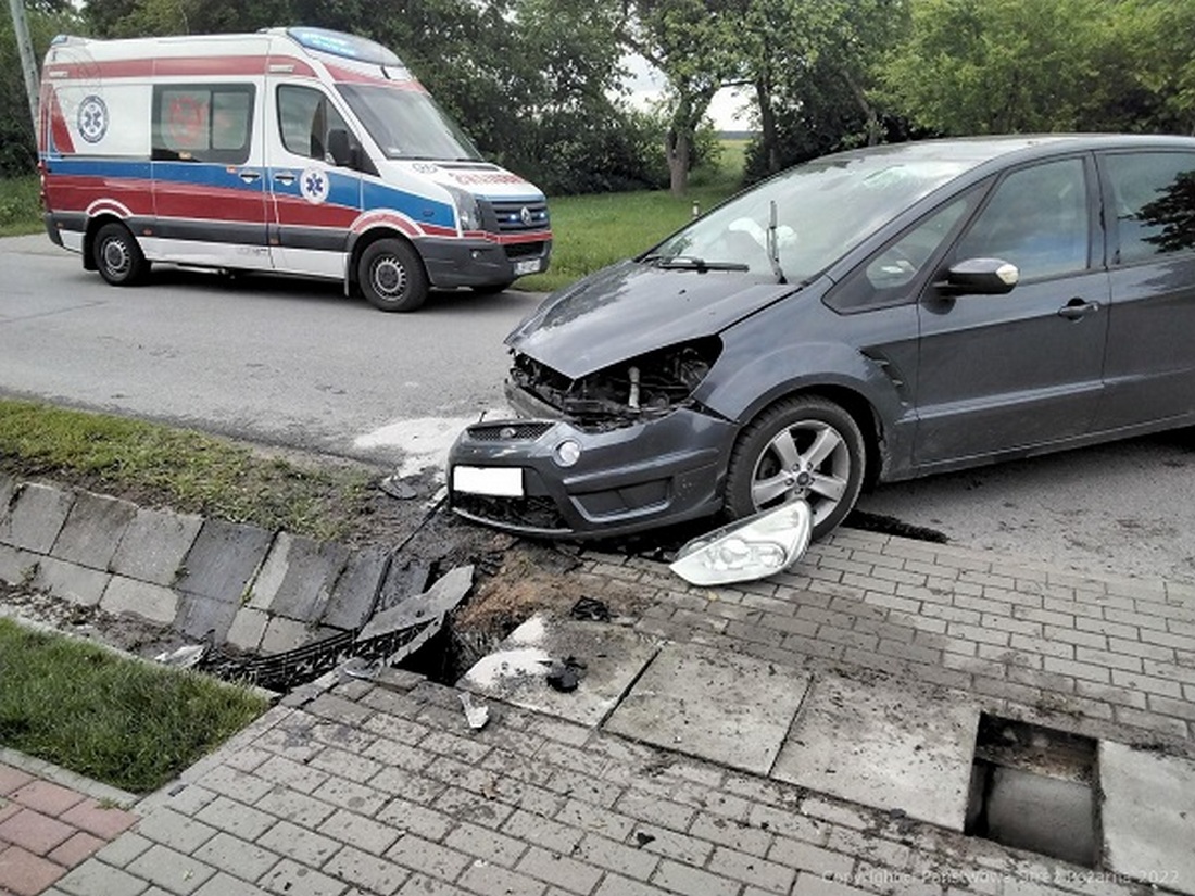 Ford wypadł z drogi i uderzył w betonowy przepust. Jedna osoba poszkodowana (zdjęcia)