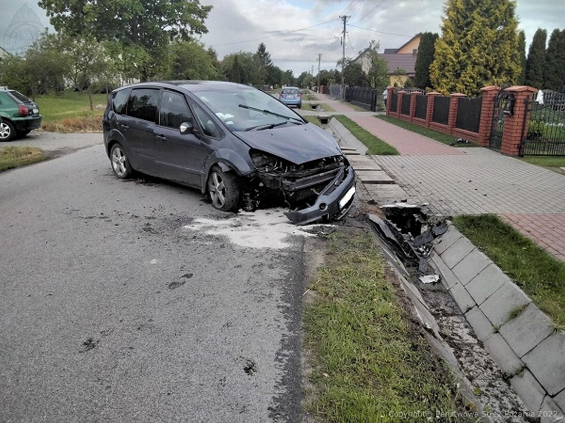 Ford wypadł z drogi i uderzył w betonowy przepust. Jedna osoba poszkodowana (zdjęcia)