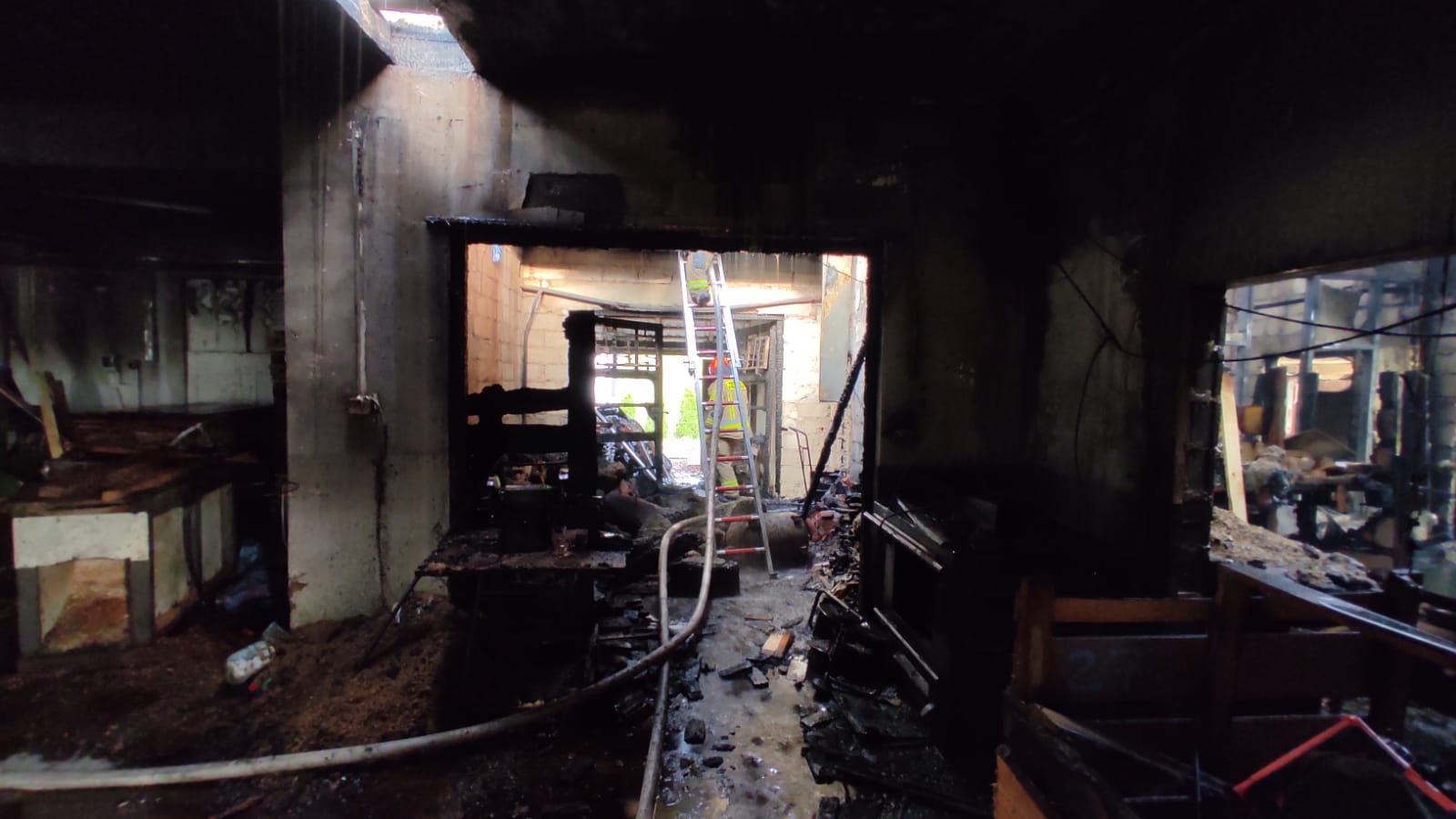 Kilka zastępów strażaków walczyło w pożarem stolarni. Akcję gaśniczą utrudniał silny wiatr (zdjęcia)