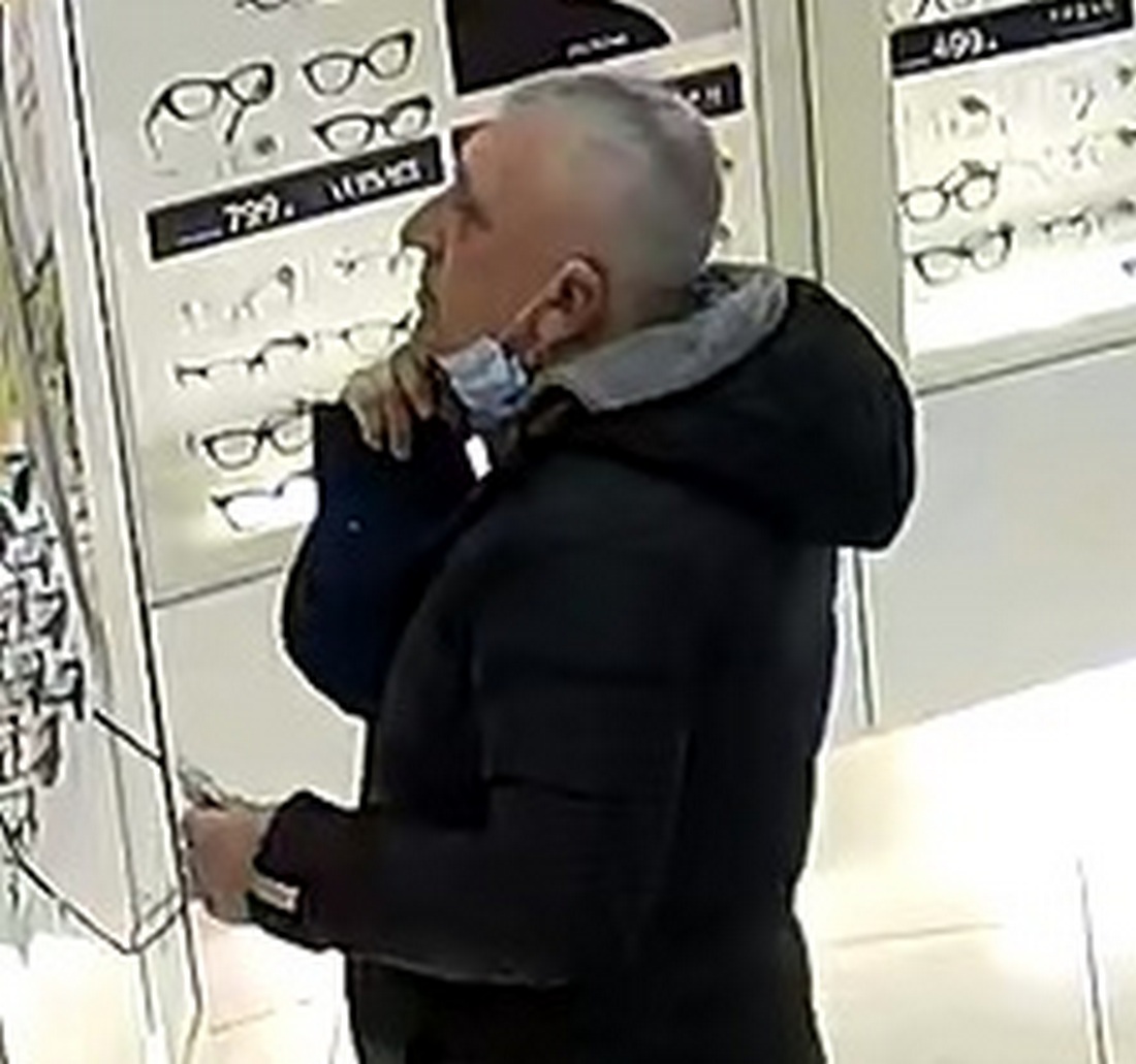 Kradzież okularów w salonie optycznym. Policjanci poszukują tego mężczyzny (zdjęcia)