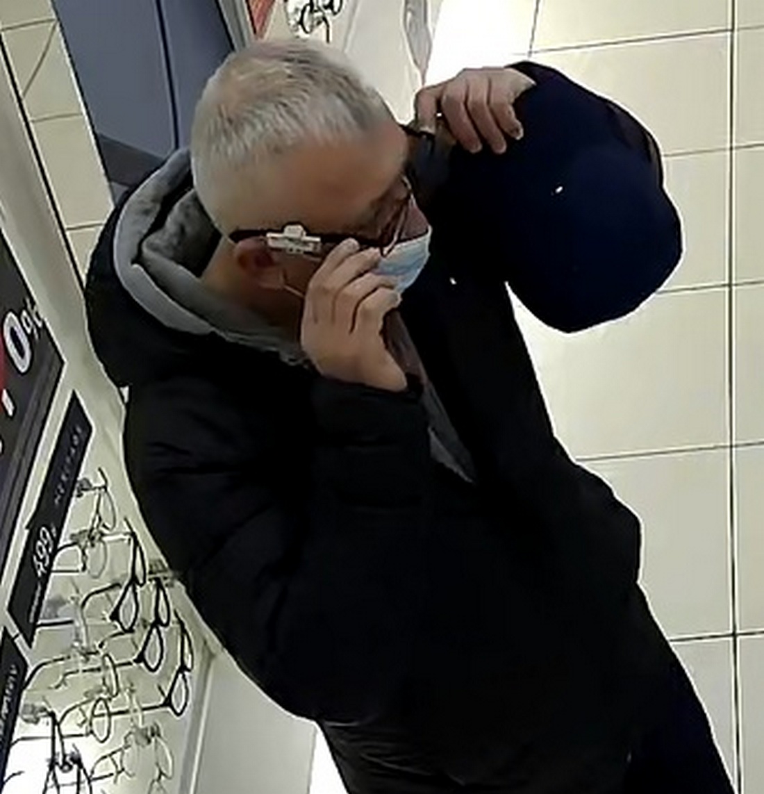 Kradzież okularów w salonie optycznym. Policjanci poszukują tego mężczyzny (zdjęcia)