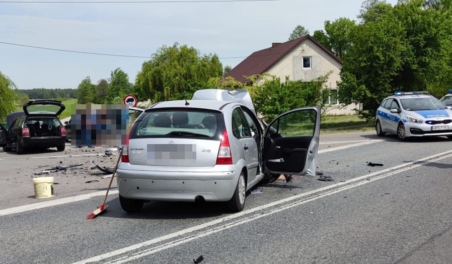 Tragiczny finał wypadku we Wronowie. Nie żyje pasażerka citroena (zdjęcia)