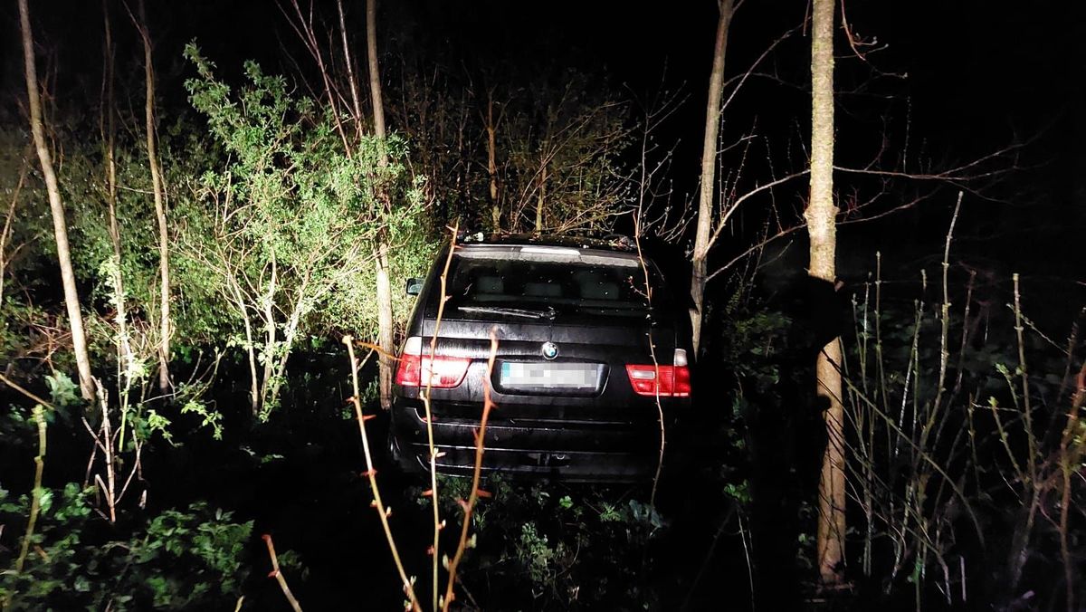 BMW wypadło z drogi, pijany kierujący uciekł w zarośla. Namierzono go dzięki kamerze termowizyjnej (zdjęcia)