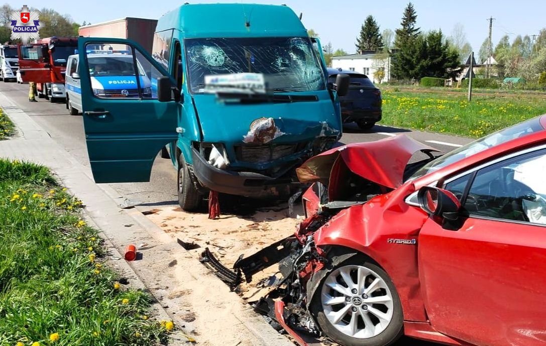 Zderzenie dwóch pojazdów na trasie Krasnystaw – Zamość. Jeden pas zablokowany (zdjęcia)