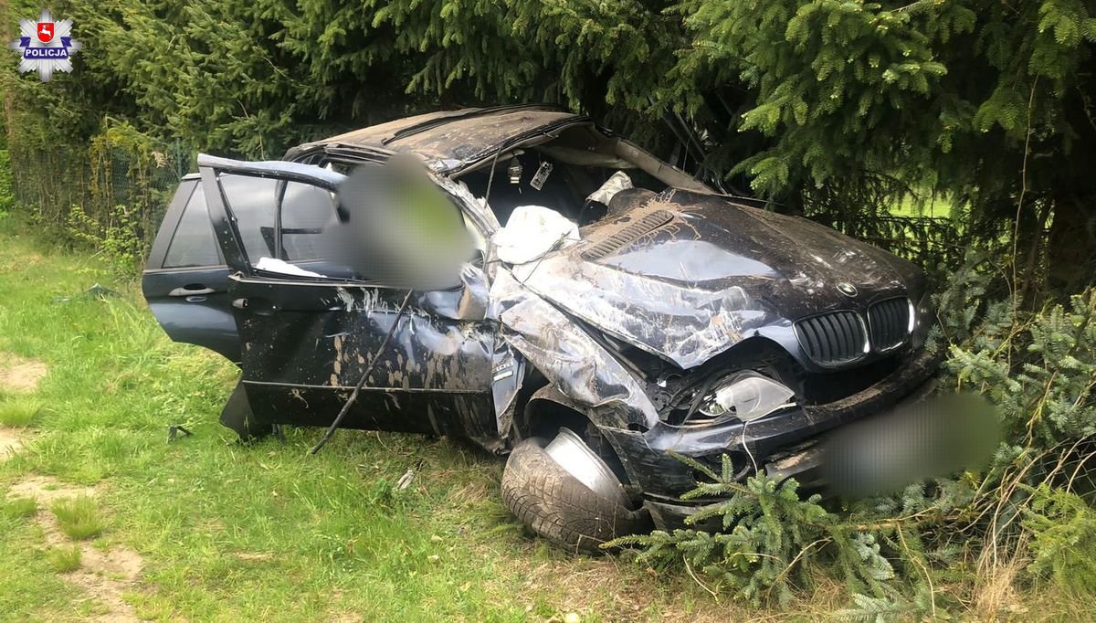 BMW uderzyło w drzewo i dachowało. Kierujący był pijany, grozi mu 4,5 roku więzienia (zdjęcia)