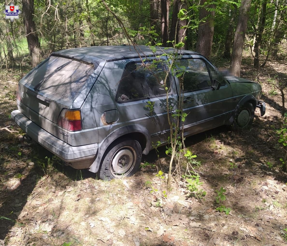Uszkodzone auto porzucili w lesie. Trzech nastolatków odpowie za krótkotrwałe użycie pojazdu (zdjęcia)