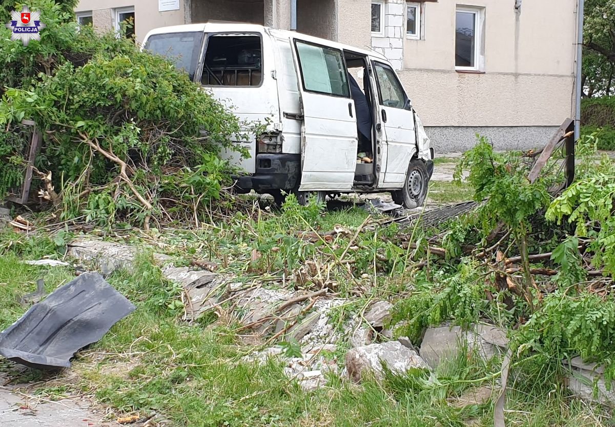 Na drodze krajowej nr 17 bus wjechał do rowu. Jeden pas zablokowany (zdjęcia) AKTUALIZACJA