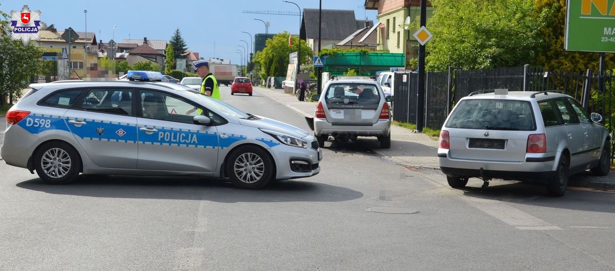 Po zderzeniu dwóch pojazdów jeden z nich wjechał na chodnik i potrącił pieszego (zdjęcia)