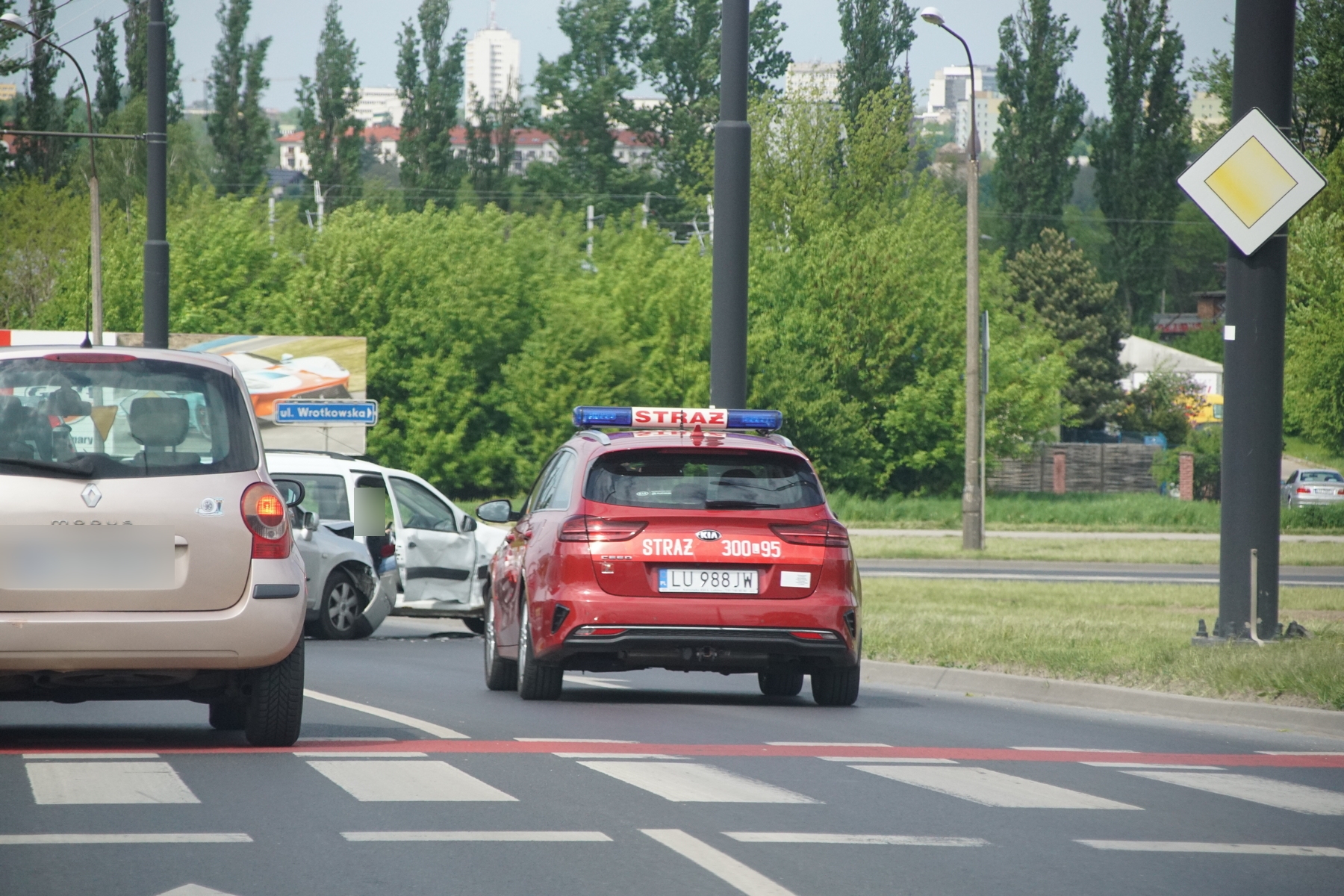 Ten sam błąd, to samo skrzyżowanie. Utrudnienia w ruchu po zderzeniu dwóch pojazdów (zdjęcia)