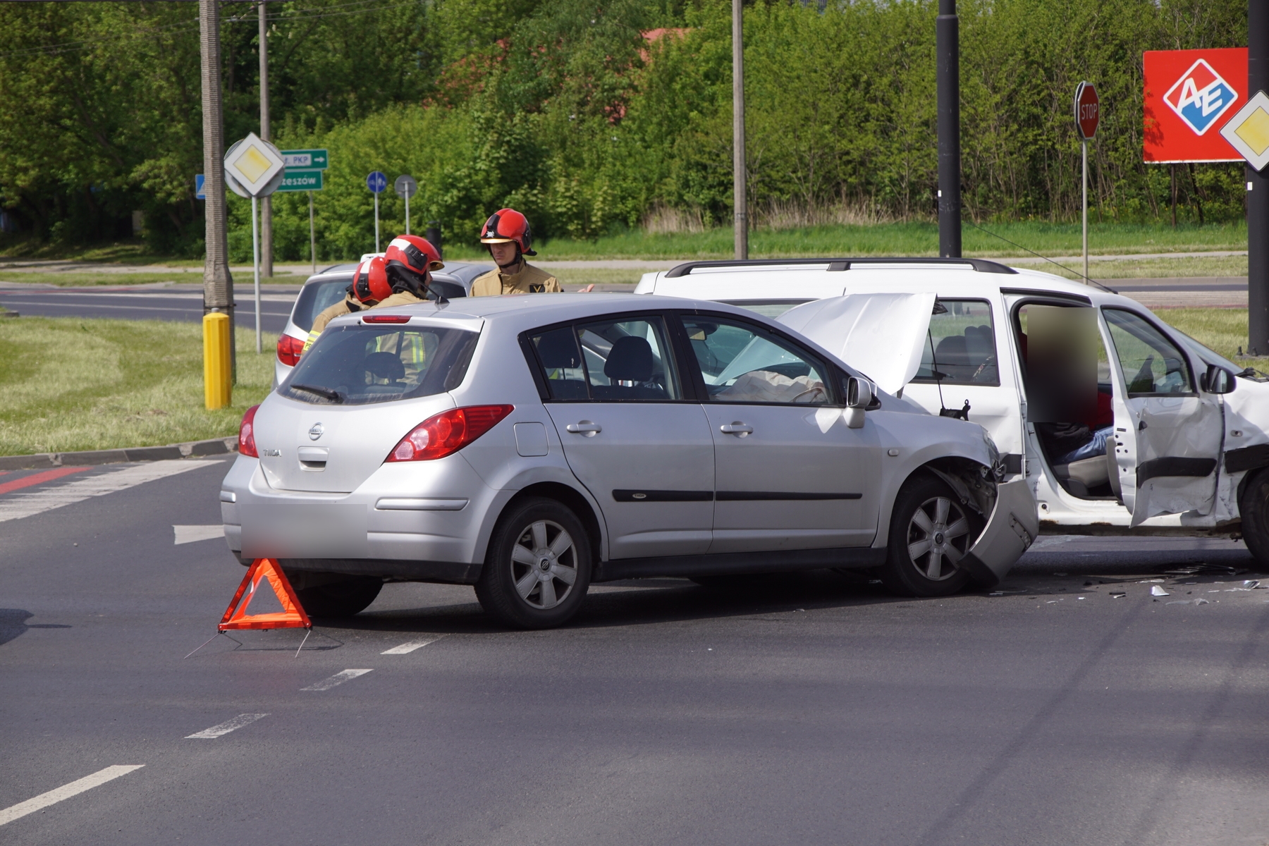 Ten sam błąd, to samo skrzyżowanie. Utrudnienia w ruchu po zderzeniu dwóch pojazdów (zdjęcia)