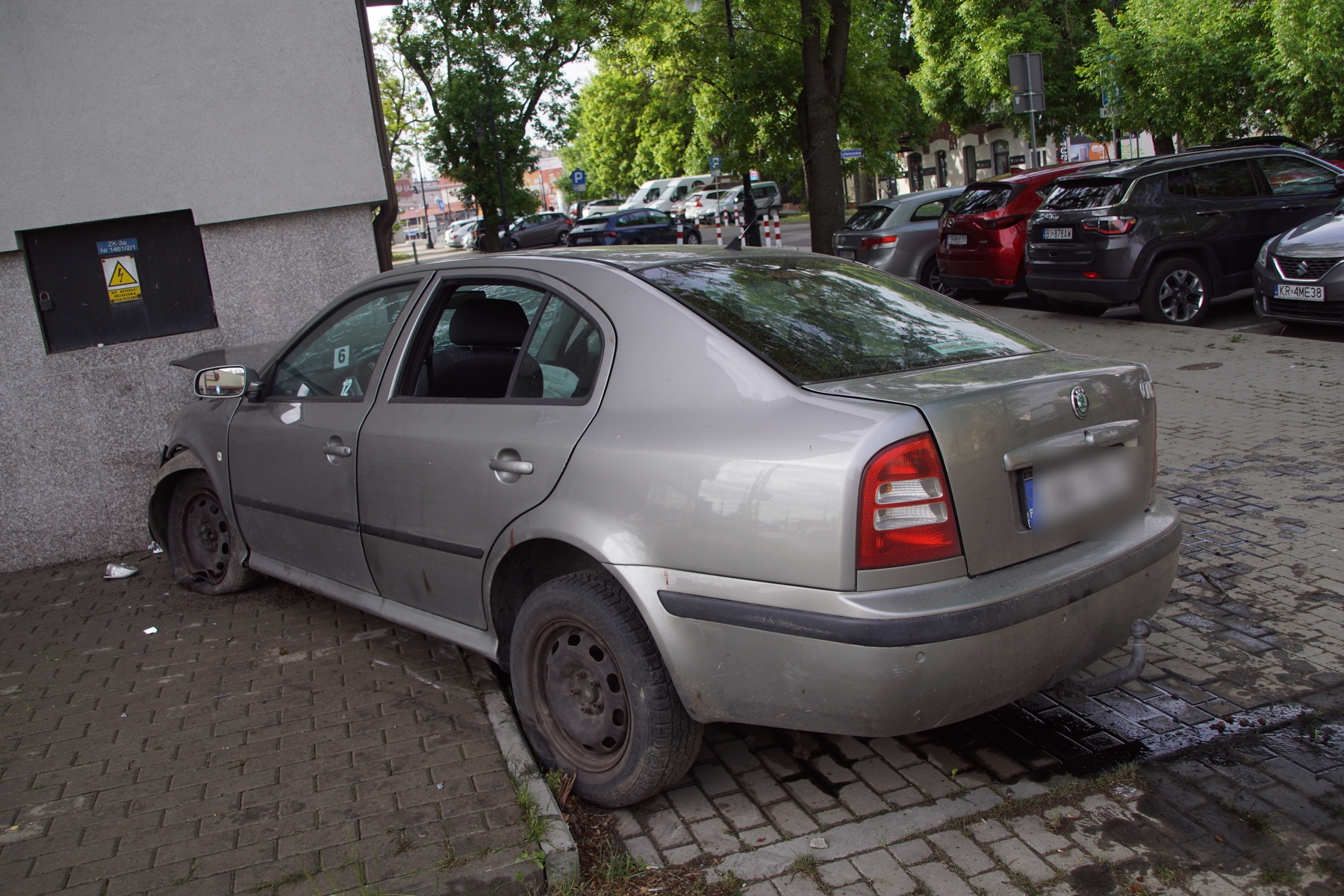 Na zakręcie pojechał skodą prosto i uderzył w budynek. Kierujący pijany, poszukiwany i bez uprawnień (zdjęcia)