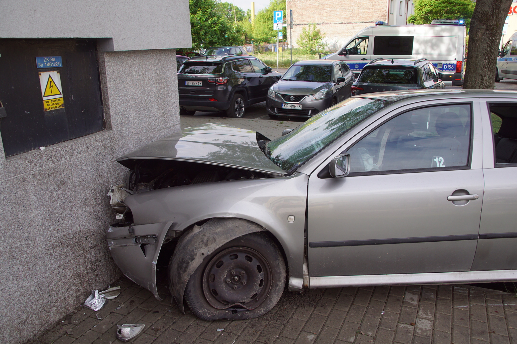 Na zakręcie pojechał skodą prosto i uderzył w budynek. Kierujący pijany, poszukiwany i bez uprawnień (zdjęcia)