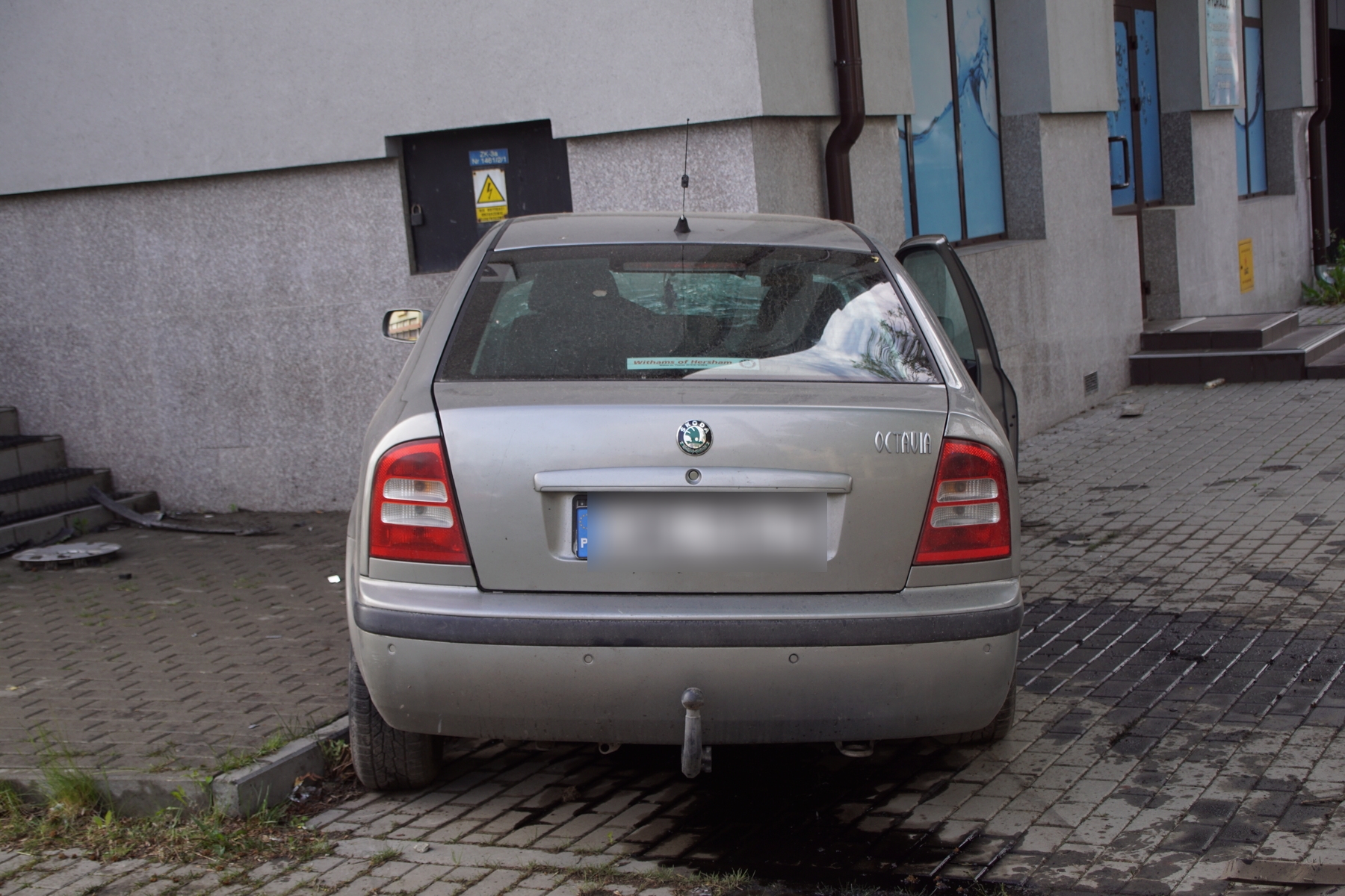 Na zakręcie pojechał skodą prosto i uderzył w budynek. Kierujący pijany, poszukiwany i bez uprawnień (zdjęcia)