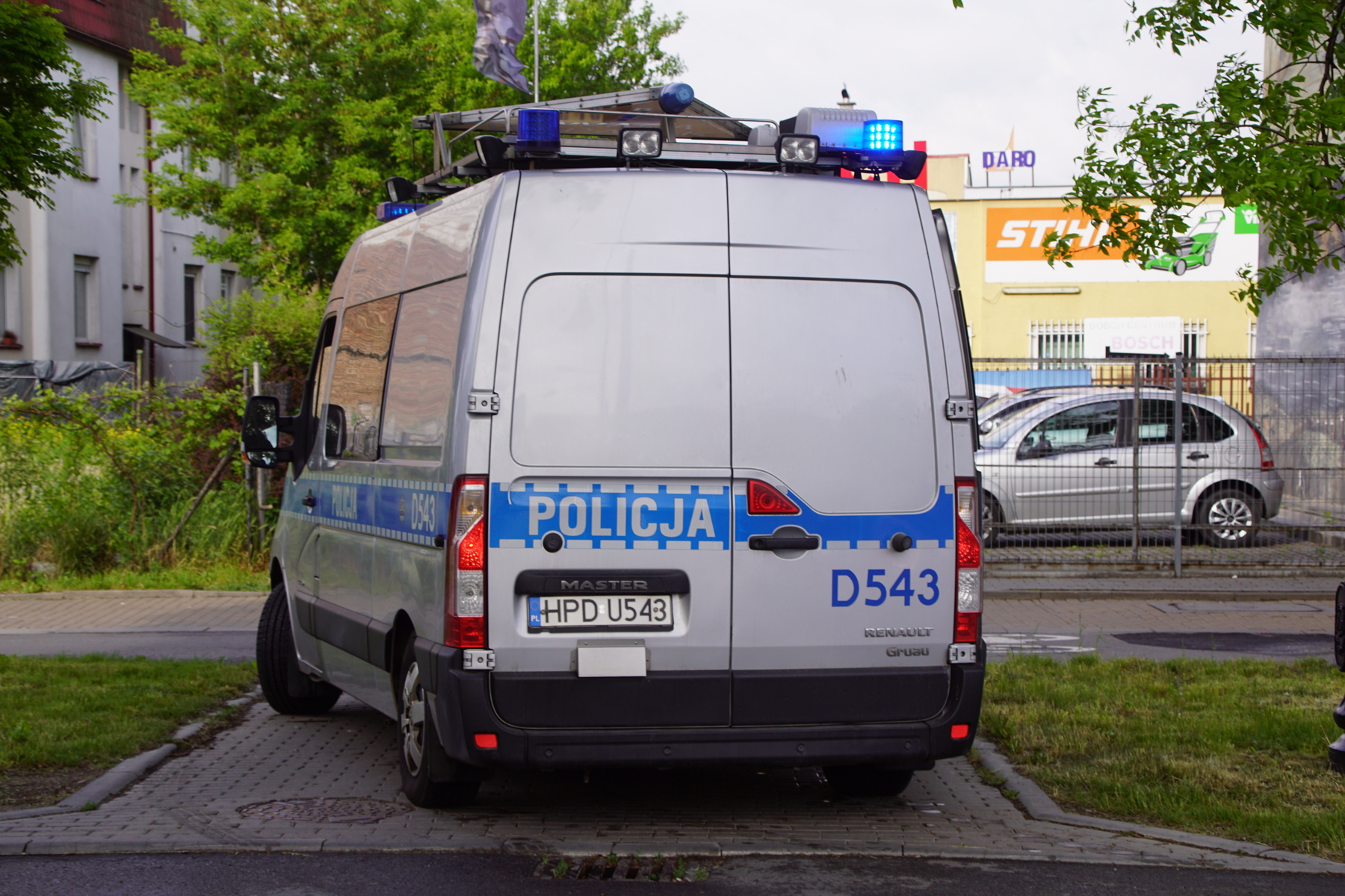 Na zakręcie pojechał skodą prosto i uderzył w budynek. Kierujący pijany, poszukiwany i bez uprawnień (zdjęcia)