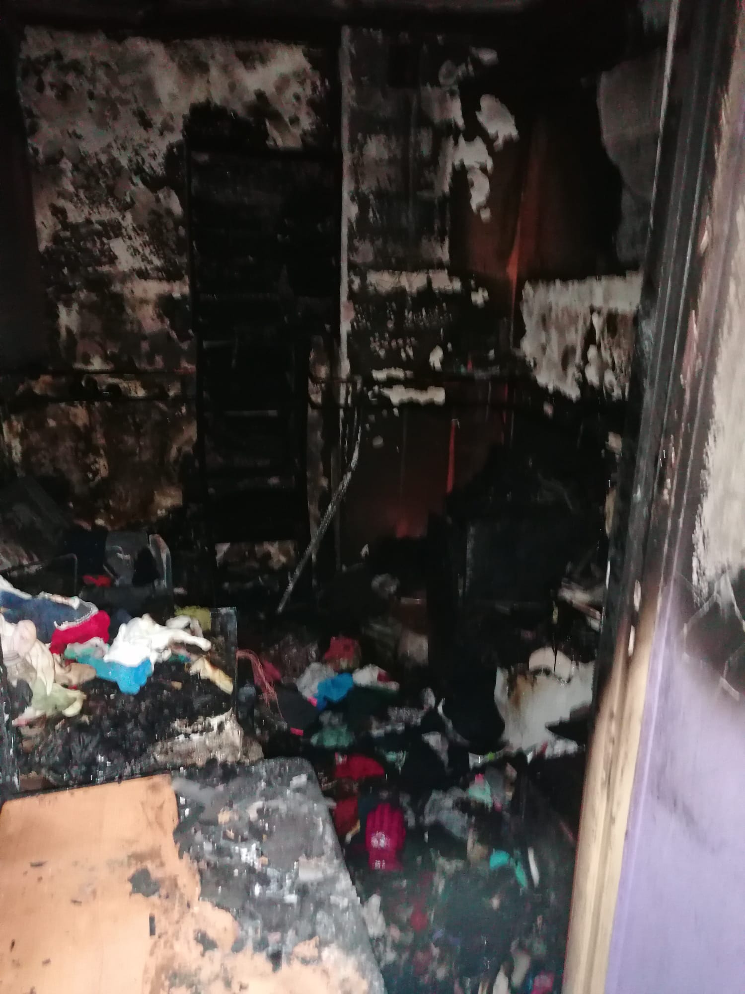 Kilka zastępów straży pożarnej gasiło pożar mieszkania. Jedna osoba trafiła do szpitala (zdjęcia)