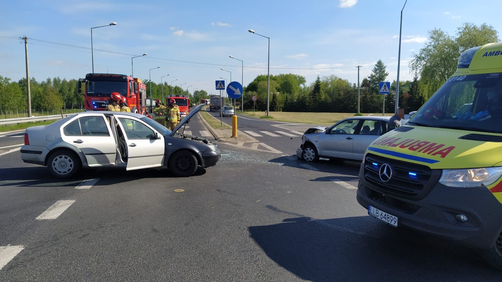 Zderzenie dwóch pojazdów na obwodnicy Lubartowa. Duże utrudnienia w ruchu na drodze krajowej nr 19 (zdjęcia)