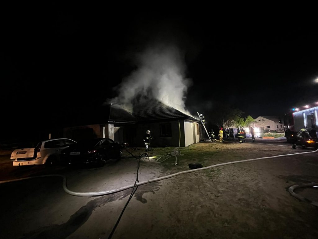 9 zastępów straży walczyło kilka godzin z pożarem domu. Jedna osoba została poszkodowana (zdjęcia)