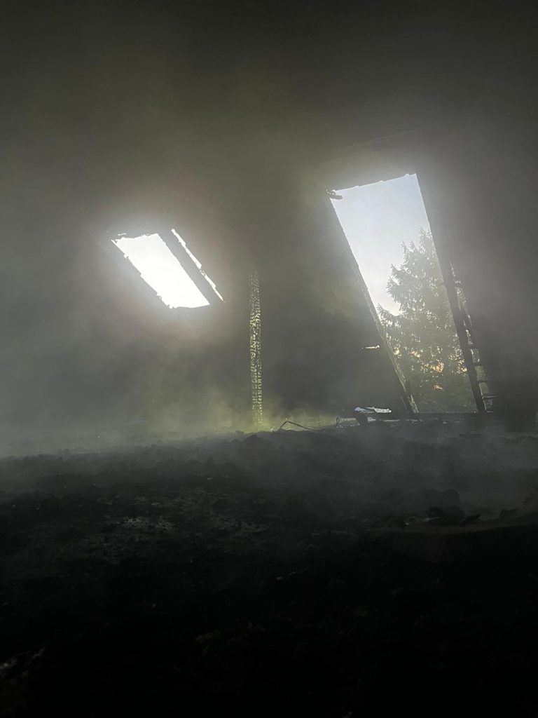 9 zastępów straży walczyło kilka godzin z pożarem domu. Jedna osoba została poszkodowana (zdjęcia)
