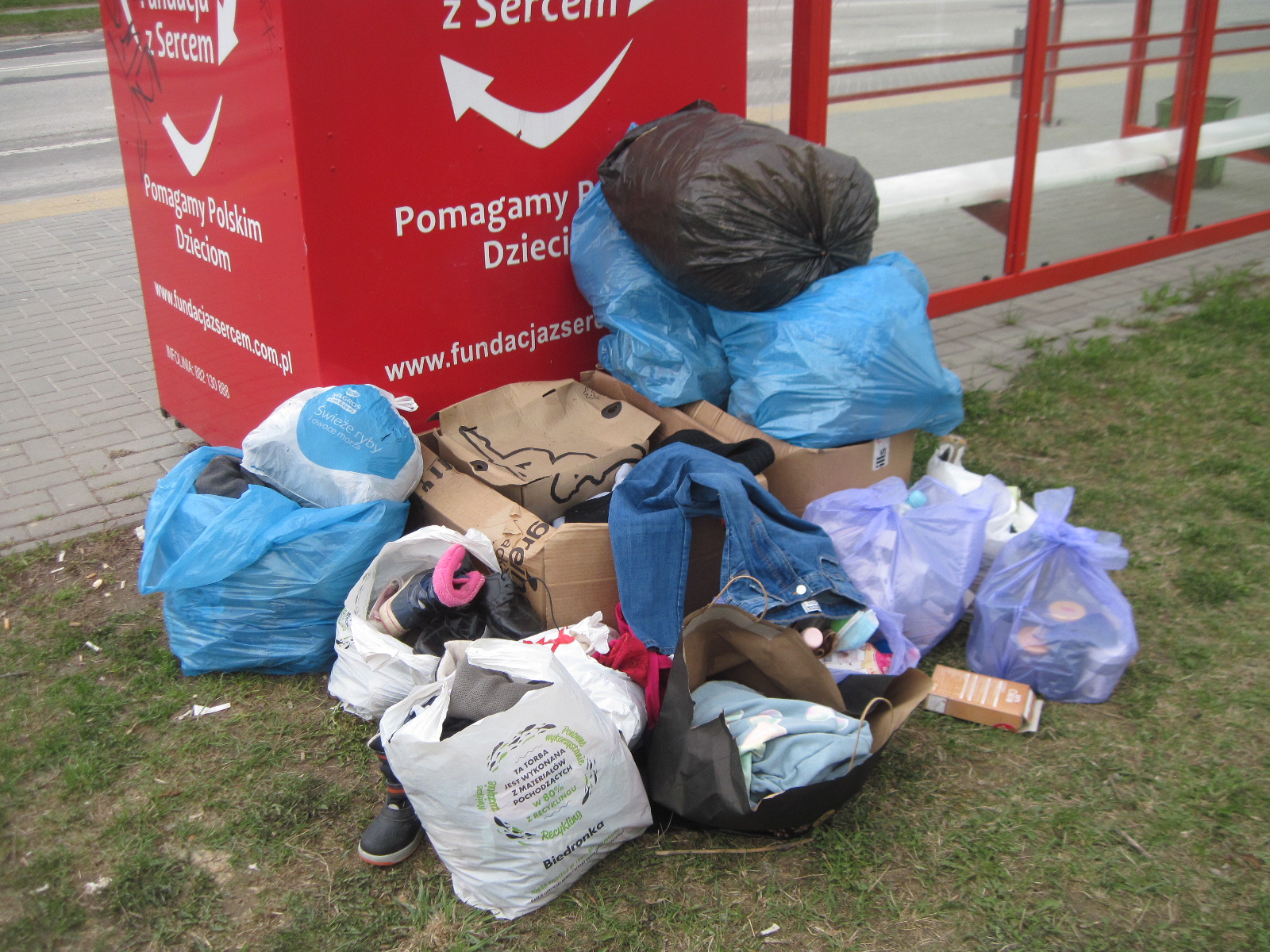 Stoją wszędzie. Czasem są potrzebne, ale częściej irytują (zdjęcia)