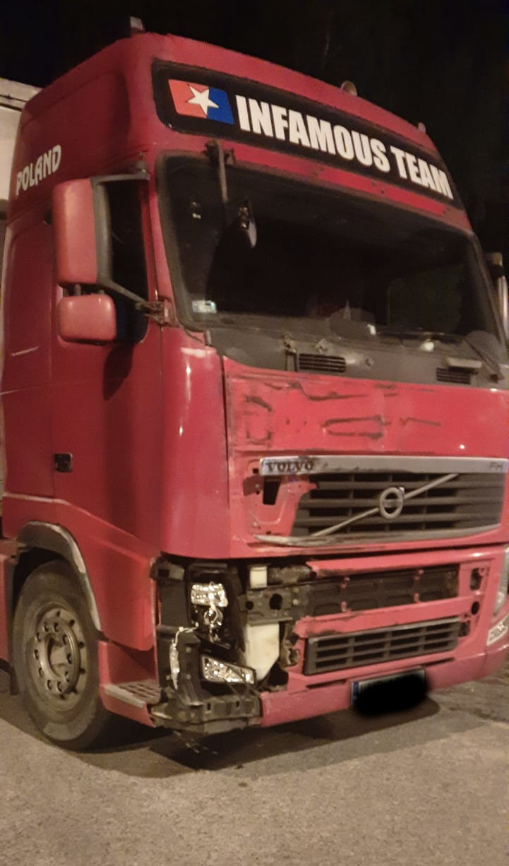 Zderzenie ciężarówki z autokarem, którym podróżowała drużyna piłkarska (zdjęcia)