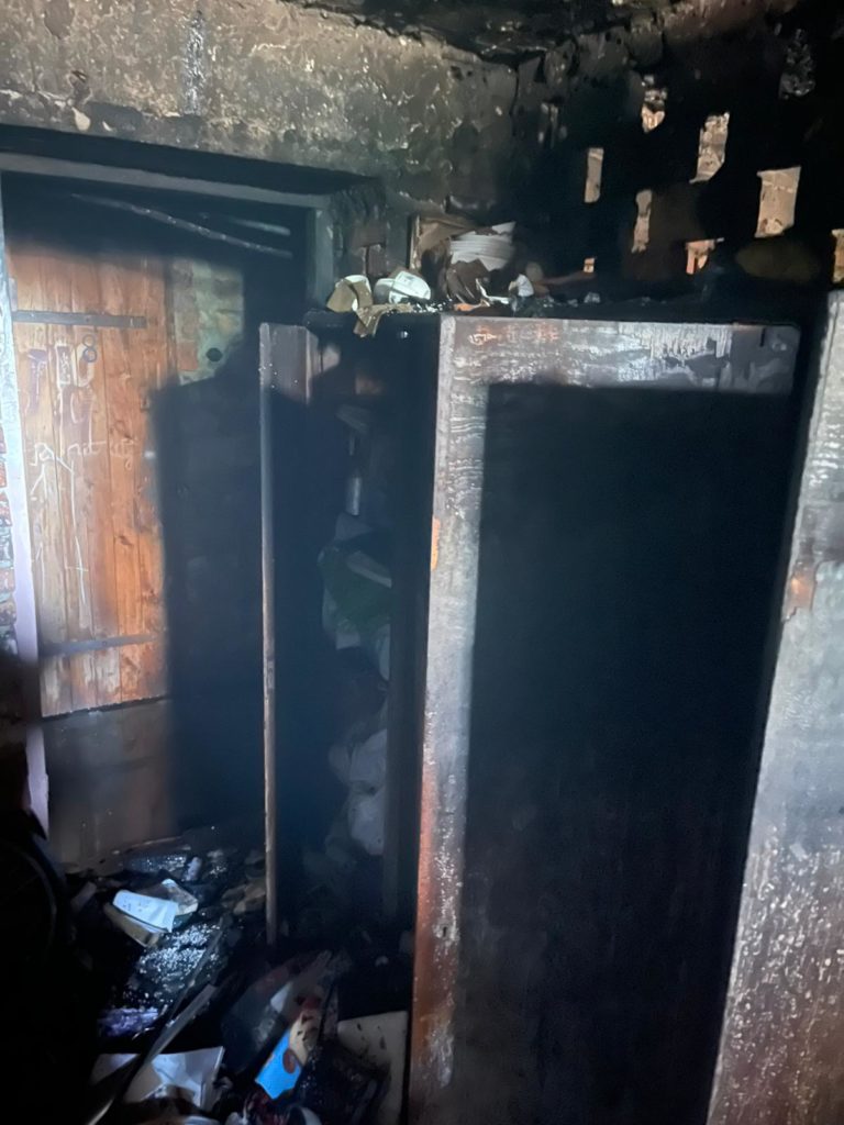 Pożar w piwnicy budynku wielorodzinnego. Pięć zastępów straży pożarnej w akcji (zdjęcia)