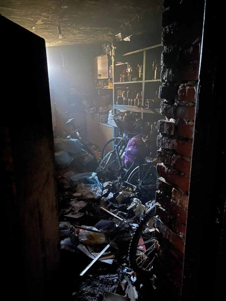 Pożar w piwnicy budynku wielorodzinnego. Pięć zastępów straży pożarnej w akcji (zdjęcia)