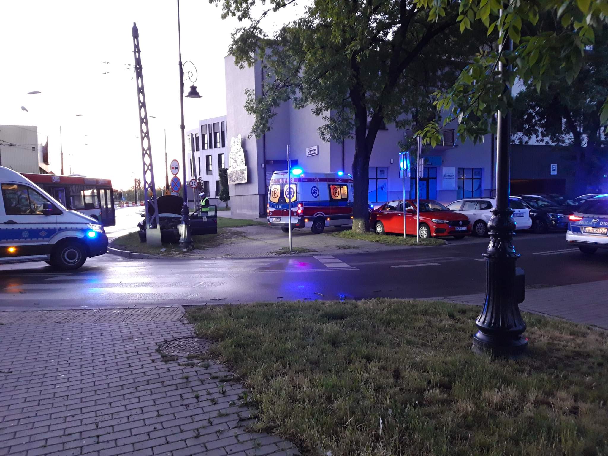 Zasłabł za kierownicą. Volkswagen uderzył w słup (zdjęcia)