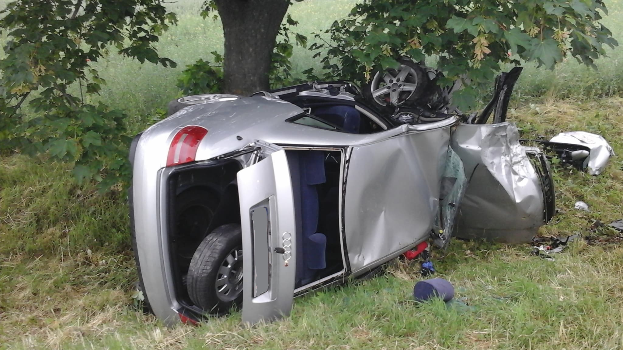 Audi wypadło z drogi i uderzyło w drzewo. Kierująca trafiła do szpitala (zdjęcia)