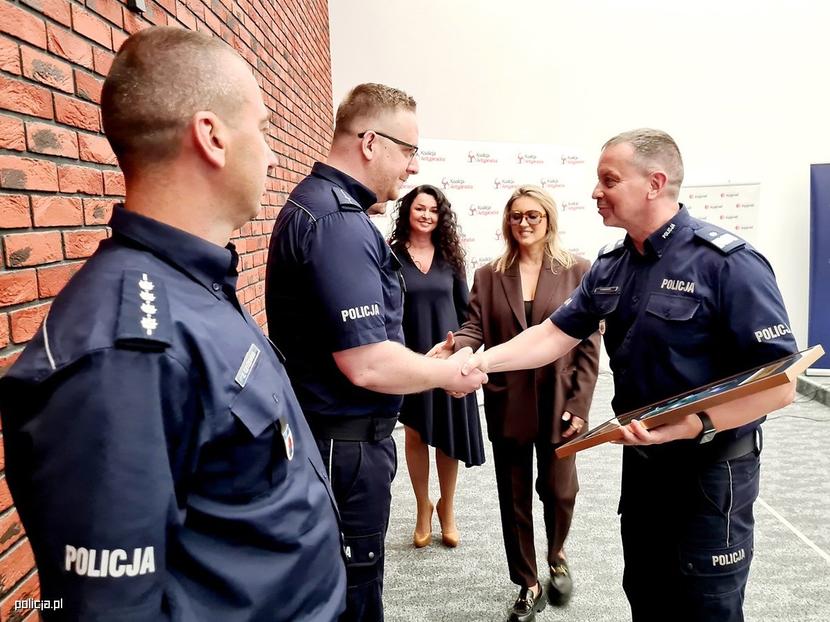 Jest specjalne wyróżnienie dla policjantów z Lublina. „Złota Blacha” za udaremnienie procederu nielegalnego udostępniania sygnału telewizyjnego (zdjęcia)