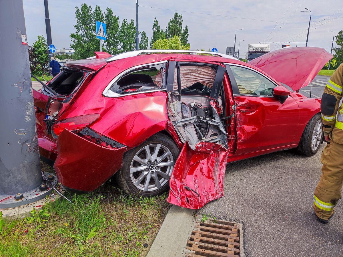 Po zderzeniu z ciężarówką, mazda zatrzymała się na słupie. Są duże utrudnienia w ruchu (zdjęcia)