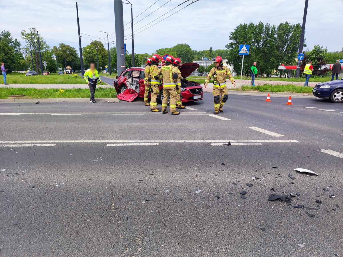 Po zderzeniu z ciężarówką, mazda zatrzymała się na słupie. Są duże utrudnienia w ruchu (zdjęcia)