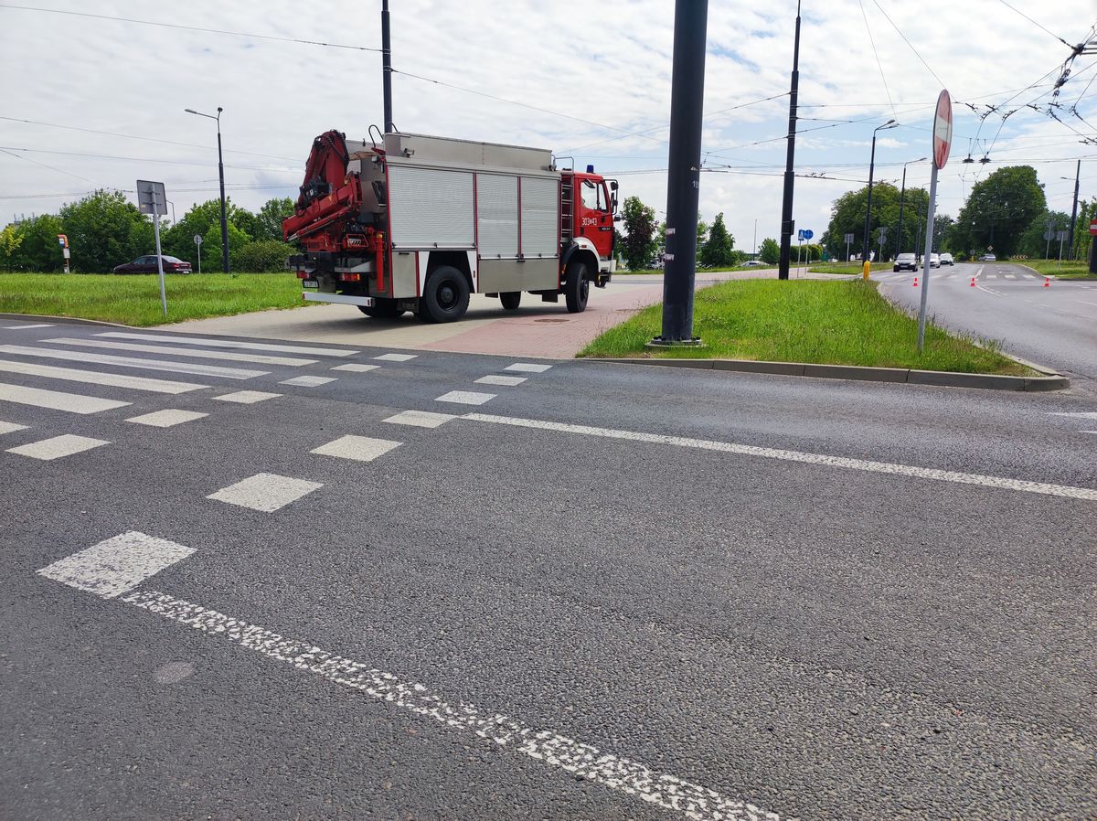 Po zderzeniu z ciężarówką, mazda zatrzymała się na słupie. Są duże utrudnienia w ruchu (zdjęcia)