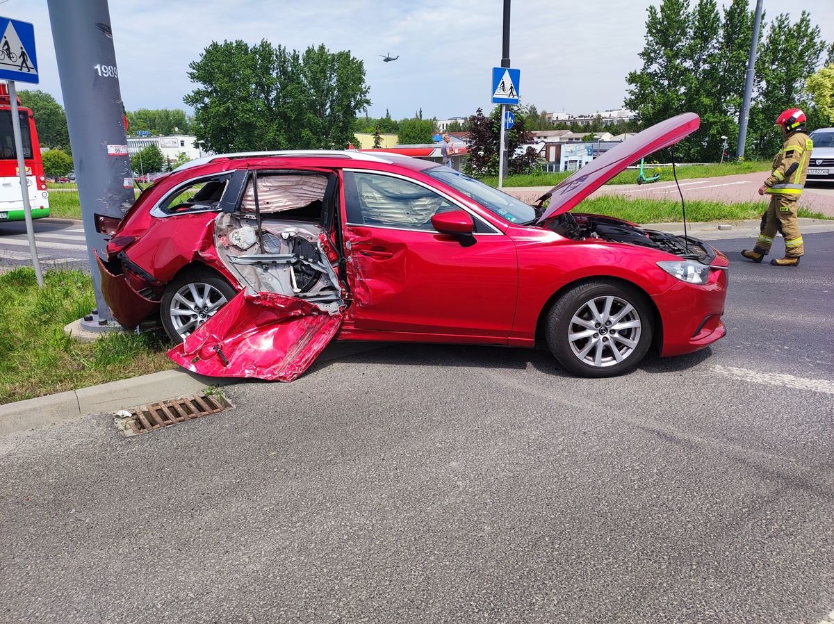 Po zderzeniu z ciężarówką, mazda zatrzymała się na słupie. Są duże utrudnienia w ruchu (zdjęcia)