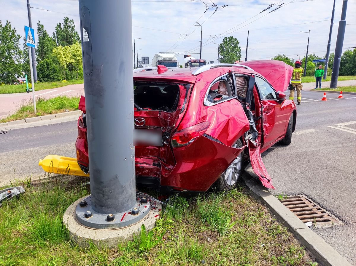 Po zderzeniu z ciężarówką, mazda zatrzymała się na słupie. Są duże utrudnienia w ruchu (zdjęcia)