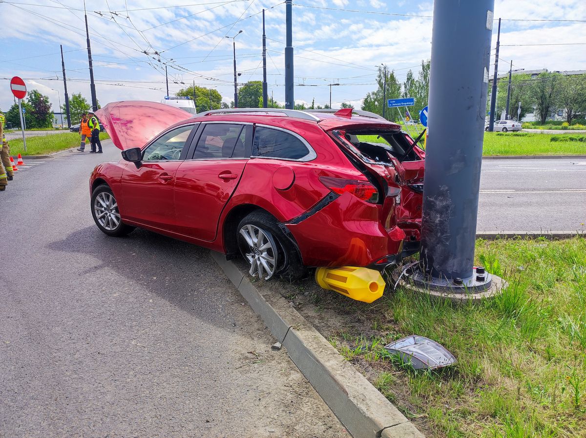 Po zderzeniu z ciężarówką, mazda zatrzymała się na słupie. Są duże utrudnienia w ruchu (zdjęcia)